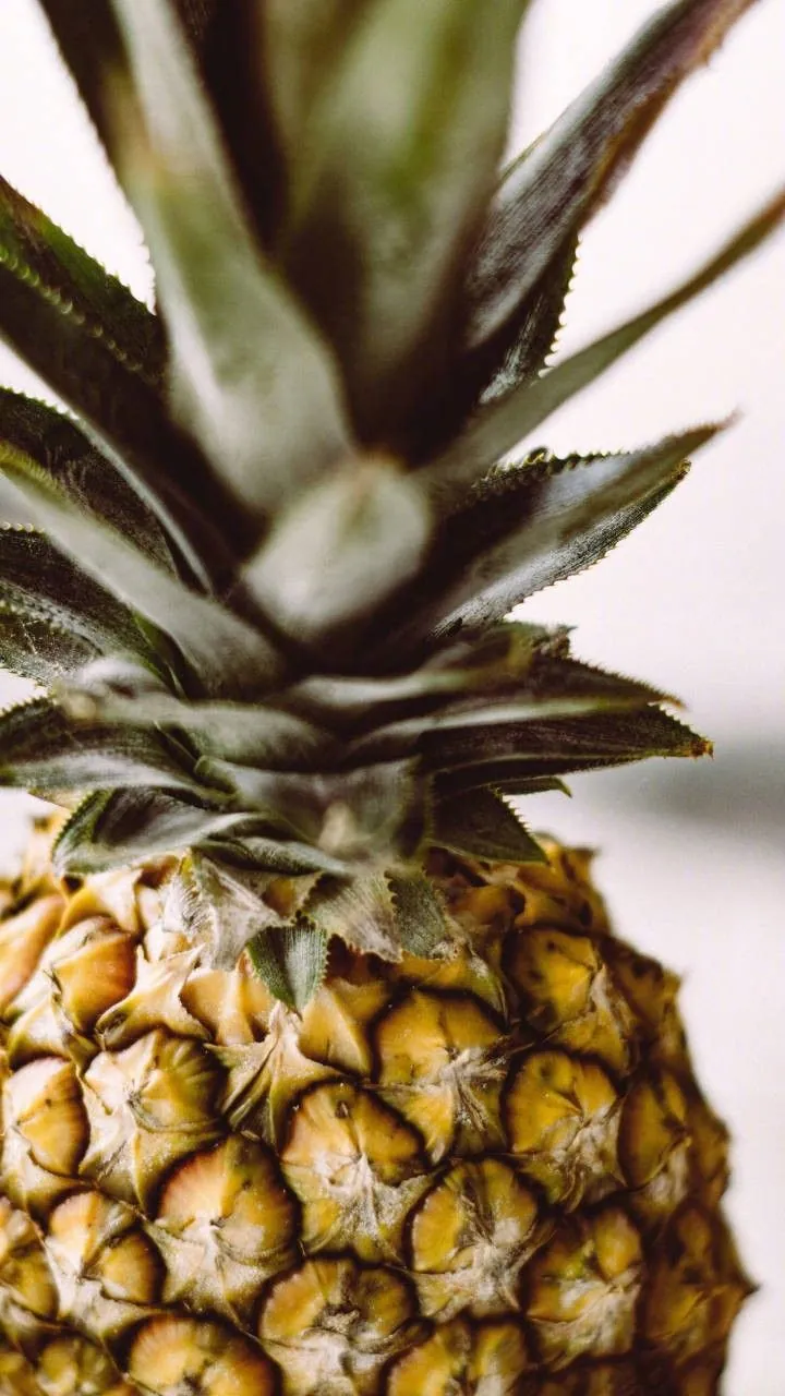 Ananas entier sur fond clair
