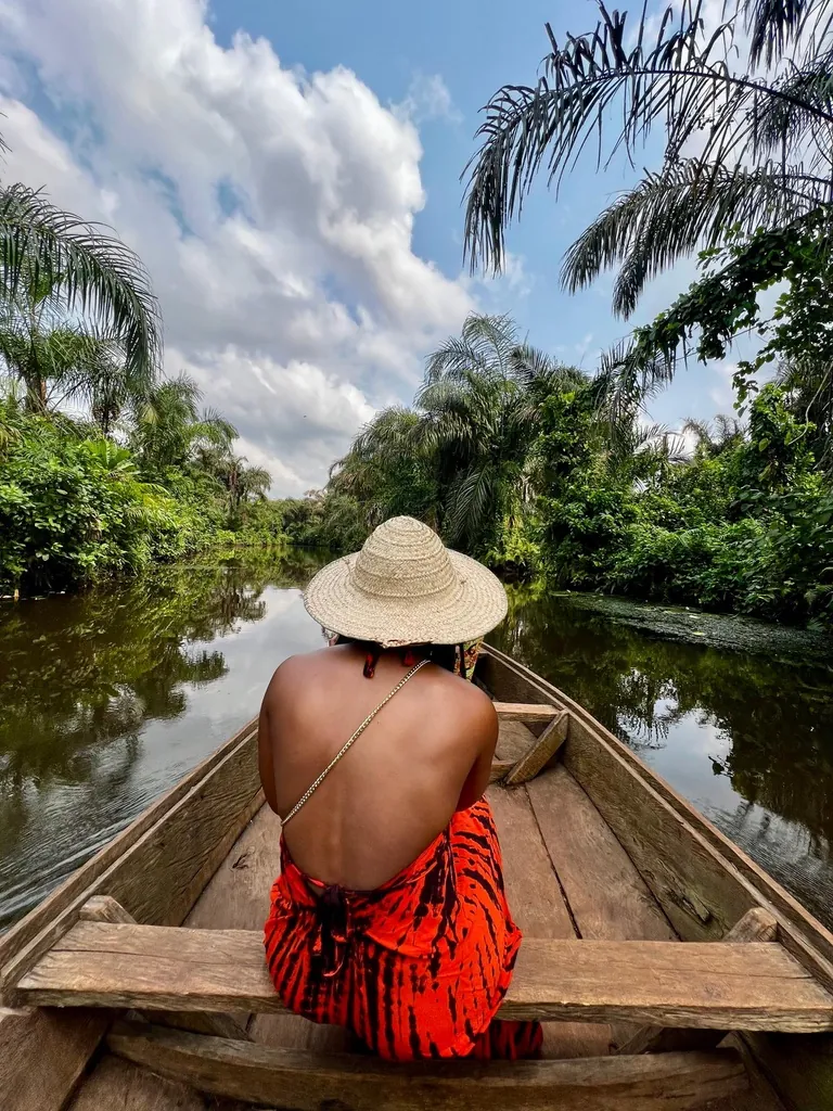 Pirogue sur une rivière bordée de palmiers